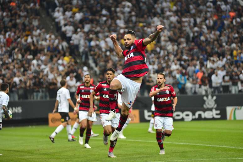 Pará, do Flamengo, comemora o gol contra de Henrique, do Corinthians