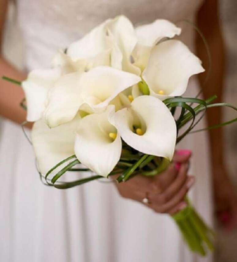 4- Buquês de flores brancas são excelentes para cerimônias de casamento. Fonte: Pinterest