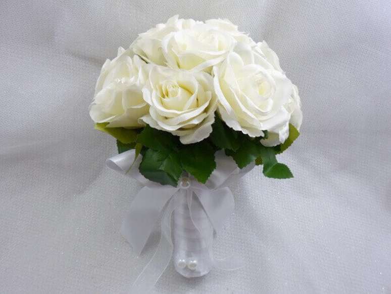 23- As flores bonitas e tradicionais do buquê de rosa branca são usadas pelas noivas. Fonte: Pinterest