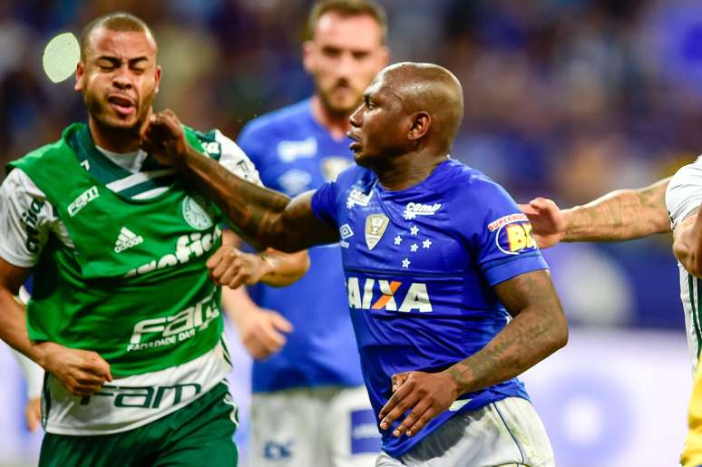 Atacante do Palmeiras é denunciado por expulsão contra Bahia e pode pegar  seis jogos de suspensão