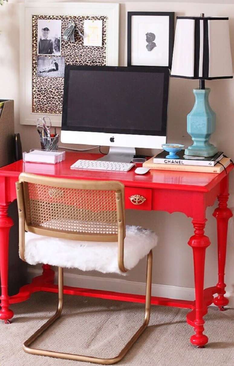 42. Modelo antigo de mesa laqueada vermelha para home office pequeno – Foto: Room Sketcher