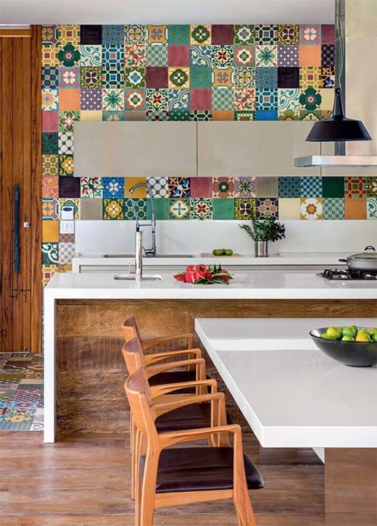 48. Móveis laqueados para decoração de cozinha americana com azulejos coloridos – Foto: Pinterest