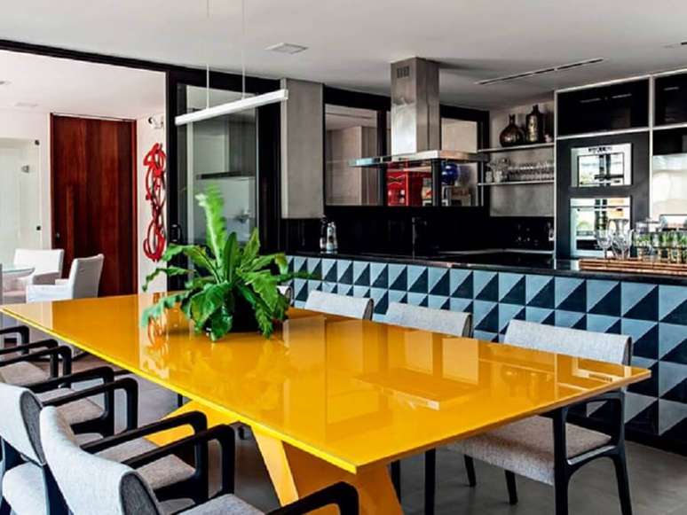 50. A mesa laqueada amarela deu um ar muito alegre para a sala de jantar em tons neutros – Foto: Absolute Hotties