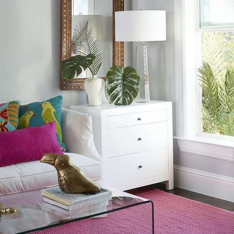 57. Decoração de sala de estar com móvel laqueado branco e espelho decorativo – Foto: Wisteria
