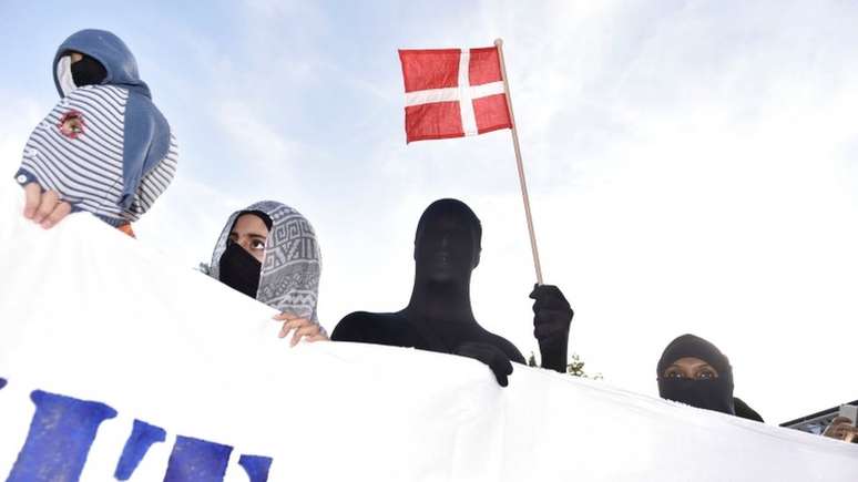 Manifestantes em protesto contra a proibição do véu islâmico na Dinamarca: nova proposta envolvendo muçulmanos causa polêmica