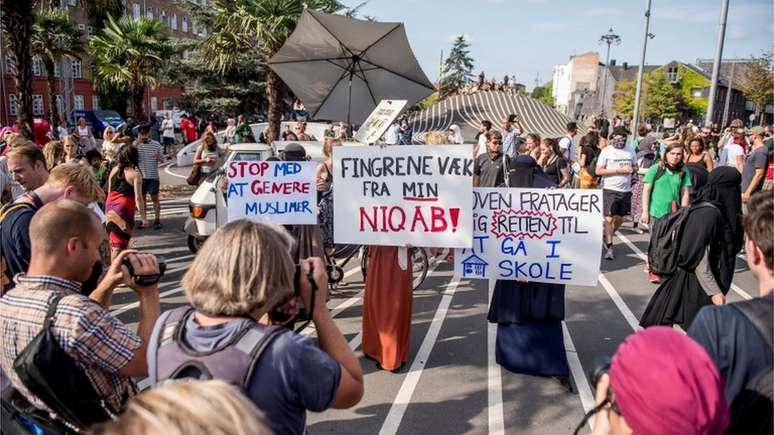 Proibição do véu islâmico na capital dinamarquesa provocou protestos: o governo nega acusações de perseguição religiosa