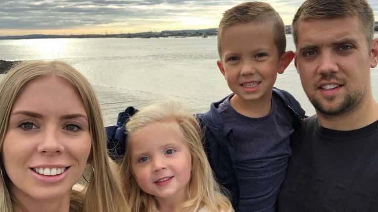 Charley-Anne Semple (&agrave; esq.) em foto com o marido, Danny, estava em casa com os dois filhos quando desmaiou