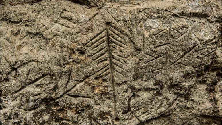 Uma das gravuras apagadas; arqueológos dizem não ser possível precisar a data exata delas, por estarem em rocha