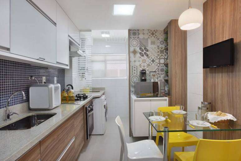 15. Nessa&nbsp;foto&nbsp;vemos v&aacute;rios tipos de revestimento para cozinha, como pastilhas, azulejos desenhados e madeira