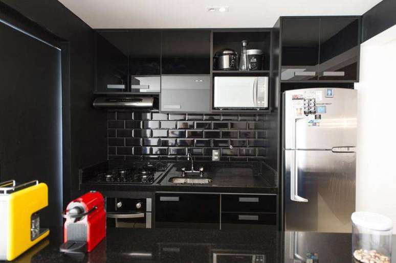 19. Um revestimento para cozinha com azulejos pretos é muito moderna e exclusiva