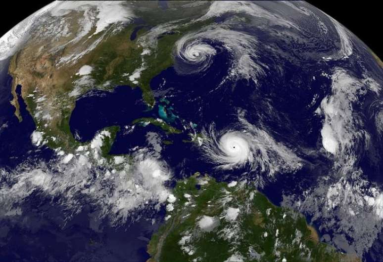 Imagem de satélite que mostra a formação de tempestades no Atlântico e no Pacífico
Cortesia da Nasa/via Reuters