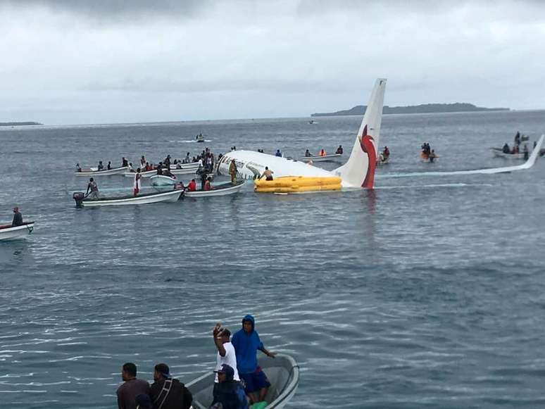 Pessoas s&atilde;o resgatadas de avi&atilde;o que caiu no mar na Micron&eacute;sia 28/09/2018 James Yaingeluo/via Reuters