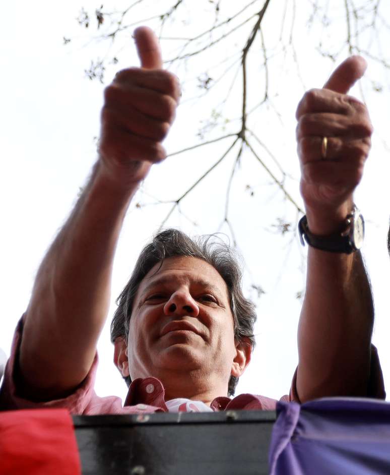 Presidential candidate Fernando Haddad of the Workers Party (PT) attends a rally in Canoas, Brazil September 27, 2018. REUTERS/Diego Vara - RC153A44A560