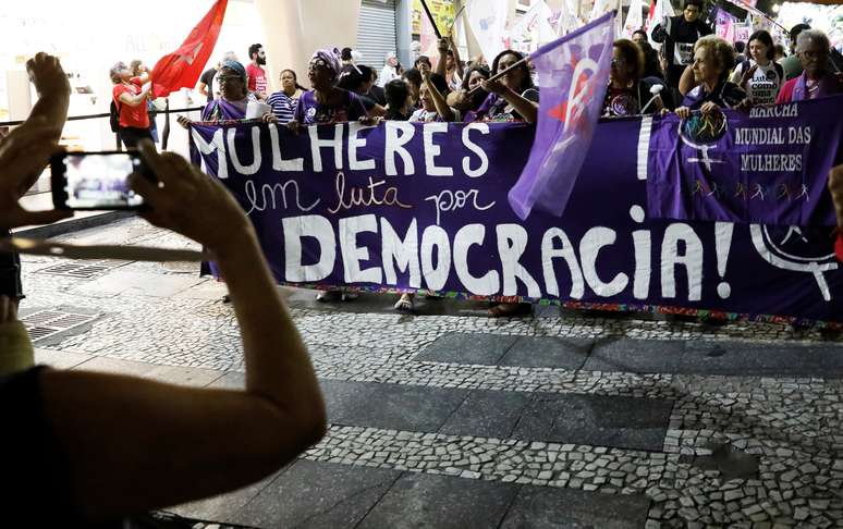 Mulheres se manifestam contra candidato do PSL, Jair Bolonaro, durante ato de campanha do pestista Fernando Haddad, em S&atilde;o Paulo
27/09/2018
REUTERS/Nacho Doce