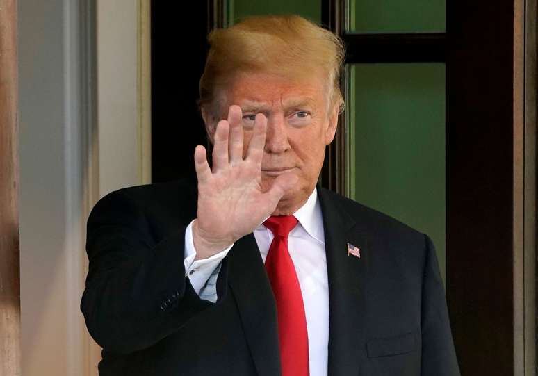 Trump acena na Casa Branca 
 28/9/2018     REUTERS/Joshua Roberts