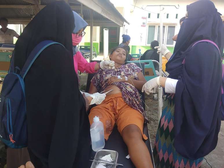 Feridos recebem atendimento após terremoto na ilha de Sulawesi, na Indonésia