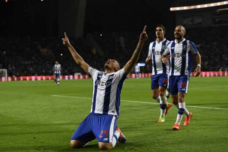 Tiquinho Soares marca o gol da vitória do Porto sobre o Tondela (Foto: FRANCISCO LEONG / AFP)