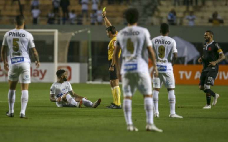 Gabigol levou amarelo logo no início da partida diante do Vasco, no Pacaembu (Foto: Richard Callis/Fotoarena)