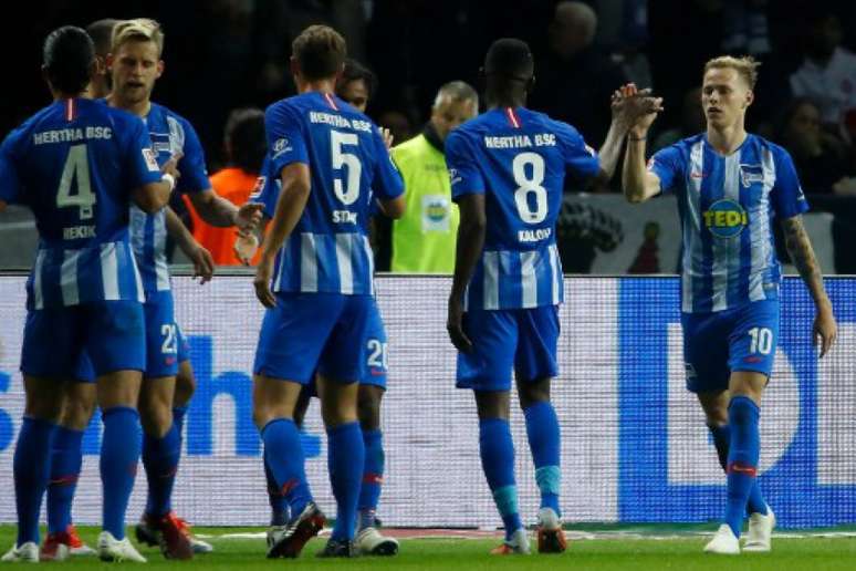 Jogadores comemoram gol de Duda, o segundo do Hertha na partida (Foto: Odd Andersen / AFP)