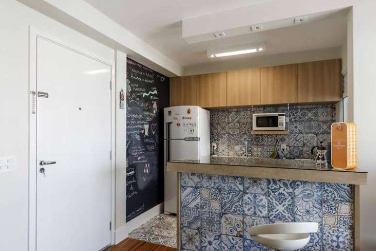 28. Muito utilizado nas cozinhas são as paredes pintadas com tinta lousa