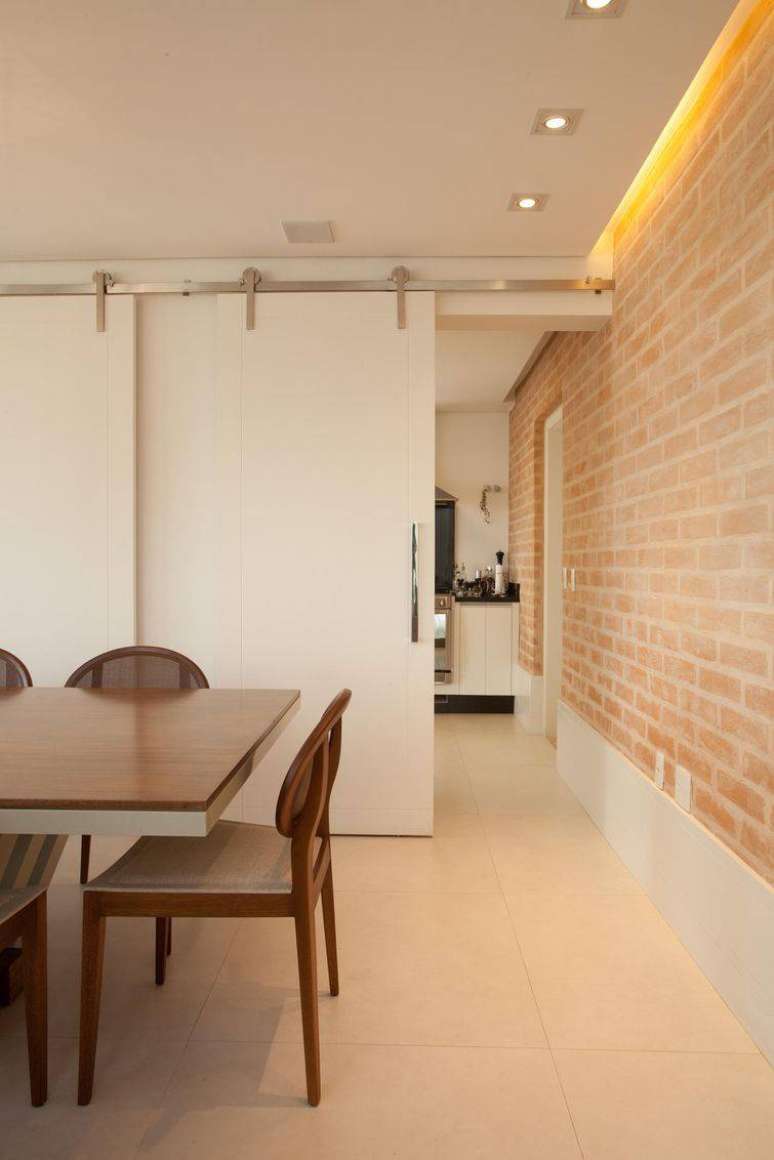 29. Você pode utilizar papel de parede que imitam revestimentos em algumas paredes da cozinha ou sala de jantar