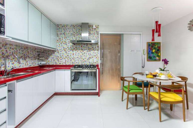 30. Cozinha com revestimento e móveis coloridos deixam o ambiente mais alegre