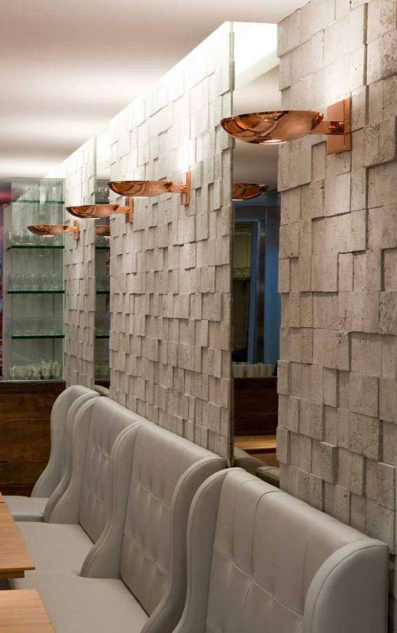 33. Blocos quadrados com relevo tamb&eacute;m s&atilde;o um revestimento para cozinha bem moderno