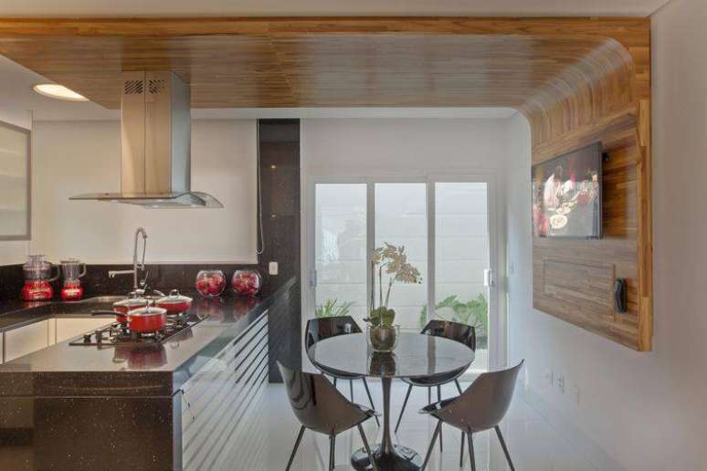 34 Parte da parede revestida de madeira tamb&eacute;m fica bem elegante