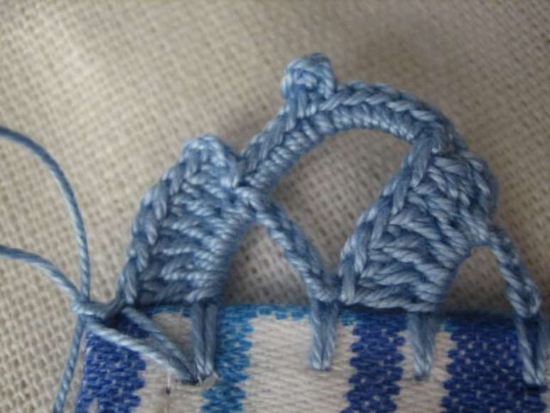 51. Bico de crochê azul em tecido com detalhes azuis. Foto de Crochet Passion