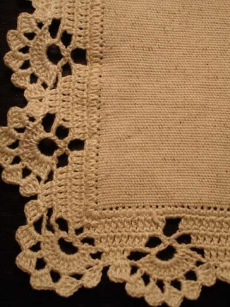 6. O bico de crochê para tapete em cor clara é ótimo por poder ser usado em praticamente qualquer cômodo da casa. Foto de Pinterest