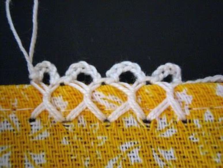 62. Bico de crochê simples branco em tecido amarelo. Foto de Pinterest