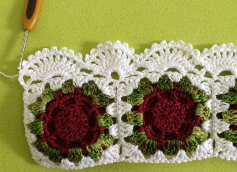 7. Bico de crochê simples em peça de crochê de flores. Foto de Tudo Construção