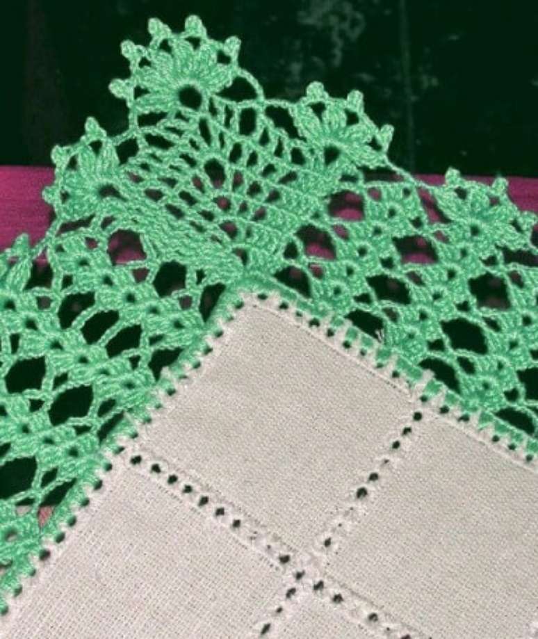 44. Bico de crochê verde em pano branco. Foto de By Mariza Crochet