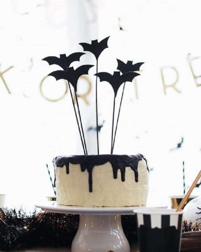 18. Um bolo personalizado não pode faltar na sua festa de dia das bruxas – Foto: ARCH DAYS