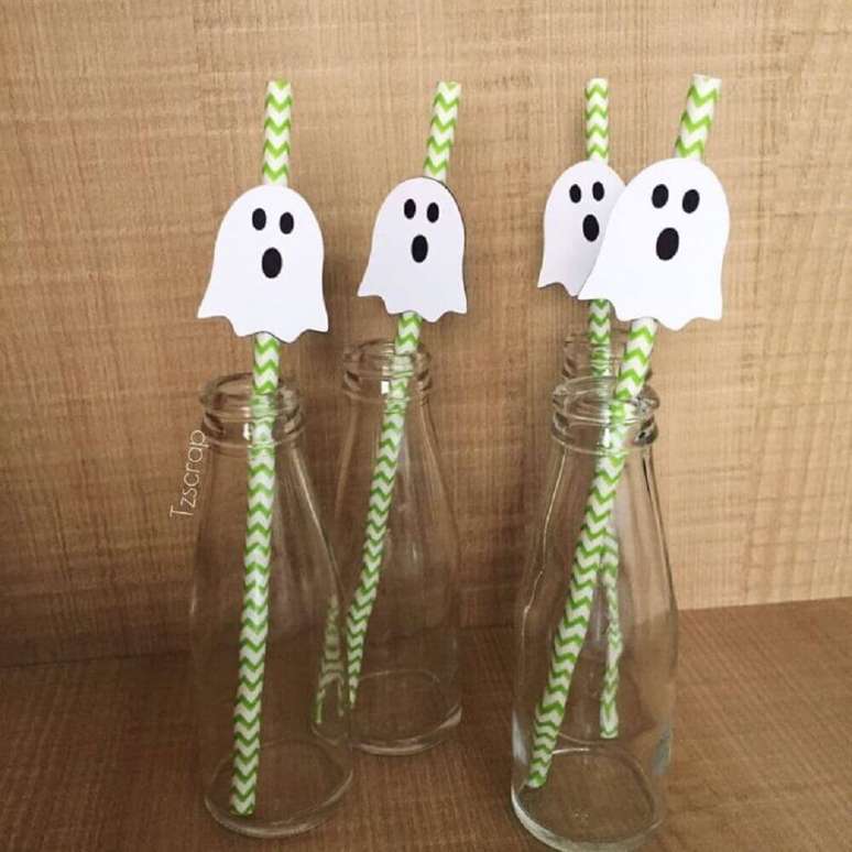 19. Uma ideia bem legal e barata para decora&ccedil;&atilde;o de Halloween &eacute; fazer pequenos enfeites para colocar nos canudos &ndash; Foto: TZSCRAP Papelaria