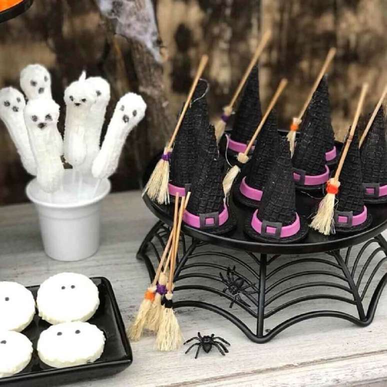 21. Os docinhos da festa de Halloween devem ser personalizados para entrar no clima da decoração – Foto: Silvia Roveri Eventos