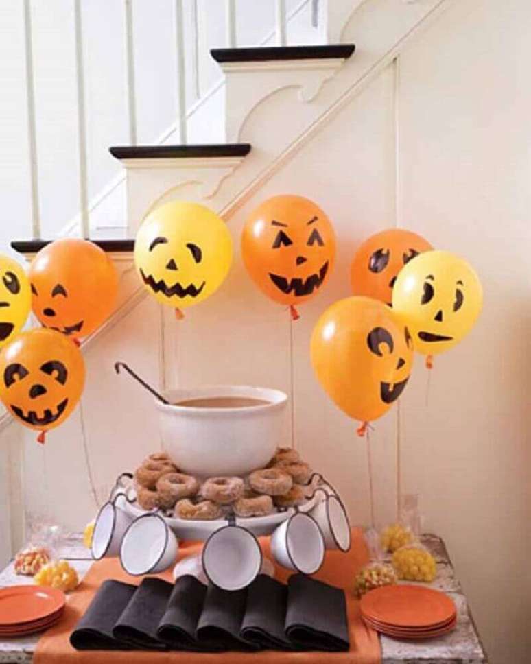 4. Decoração de Halloween com balões laranjas – Foto: Gooise Ballonnen