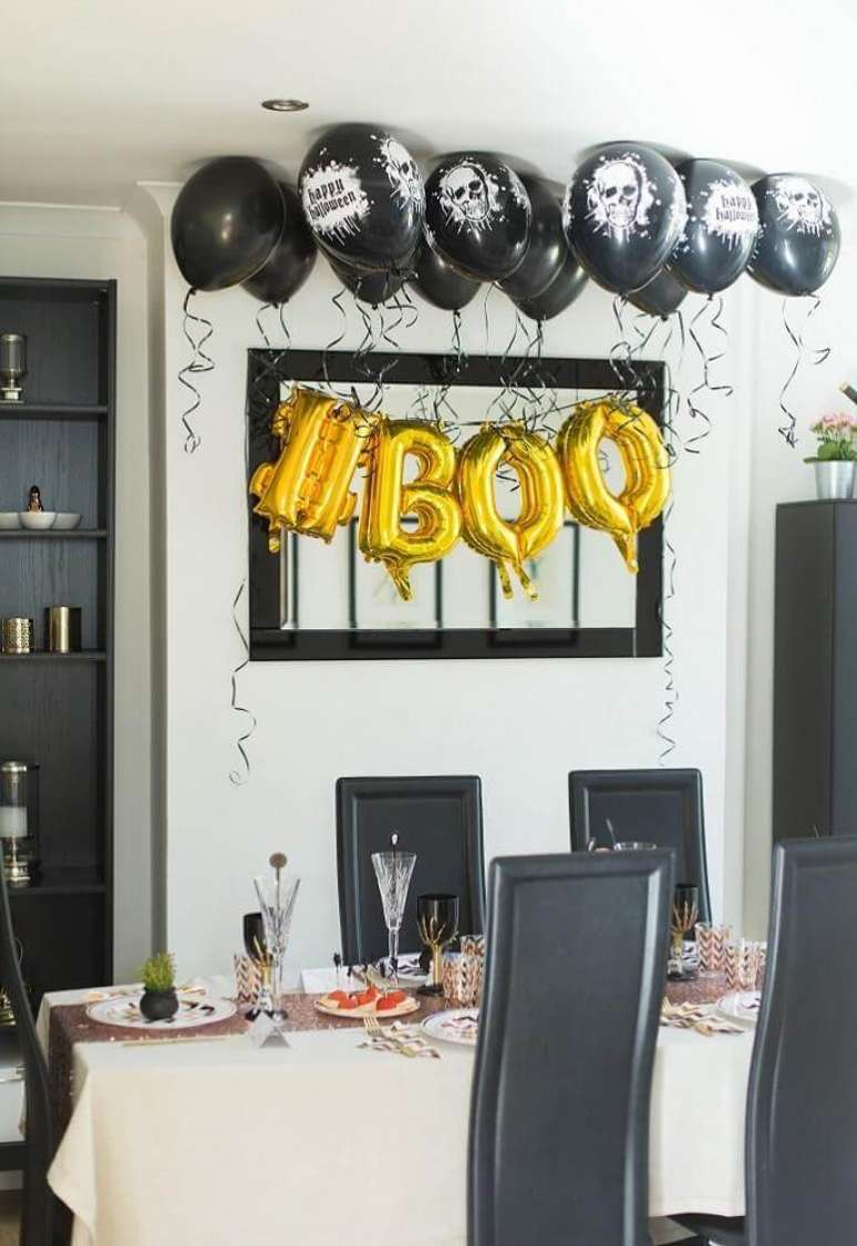 24. Os bal&otilde;es em formatos de letra tamb&eacute;m podem fazer parte da decora&ccedil;&atilde;o para Halloween &ndash; Foto: Pinterest
