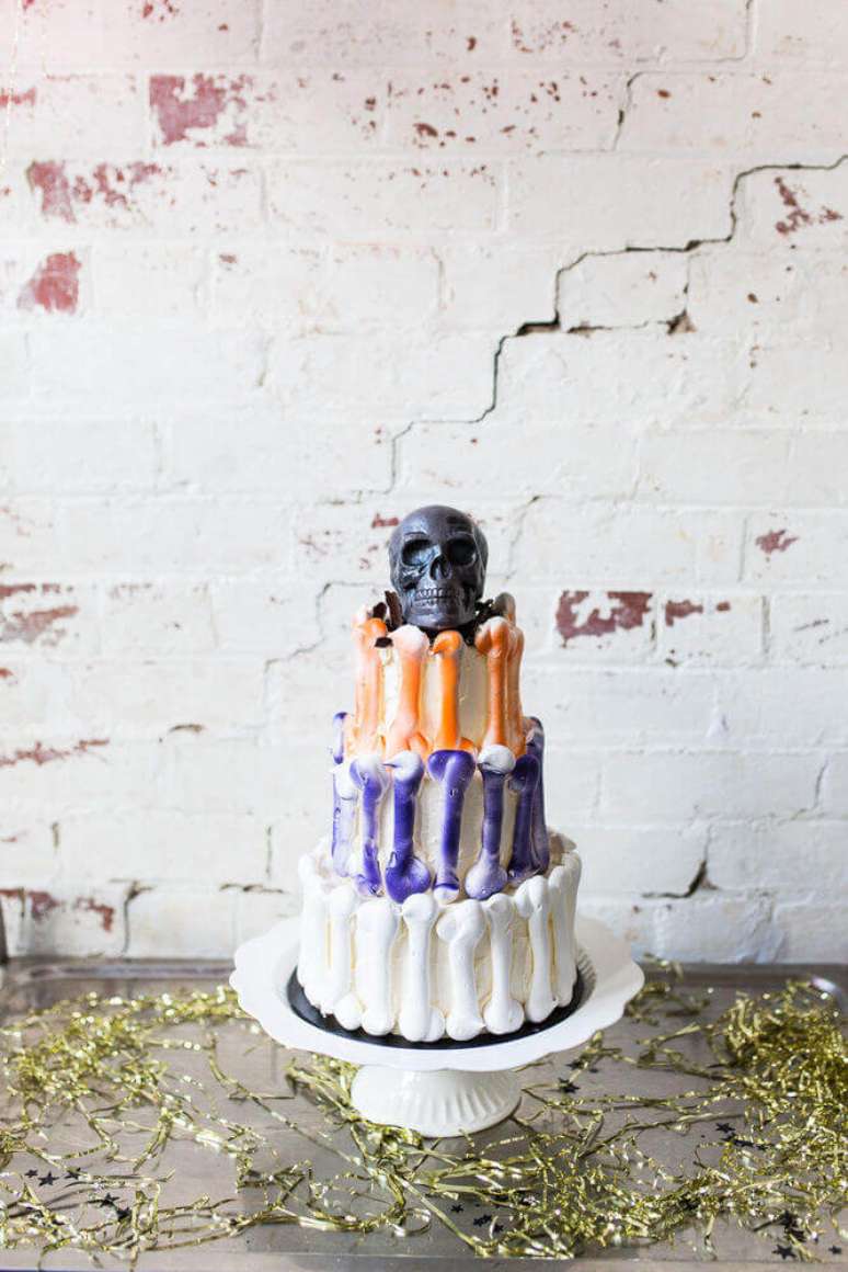 25. Bolo personalizado com ossos e cabe&ccedil;a de caveira para festa de Halloween &ndash; Foto: Lenzo