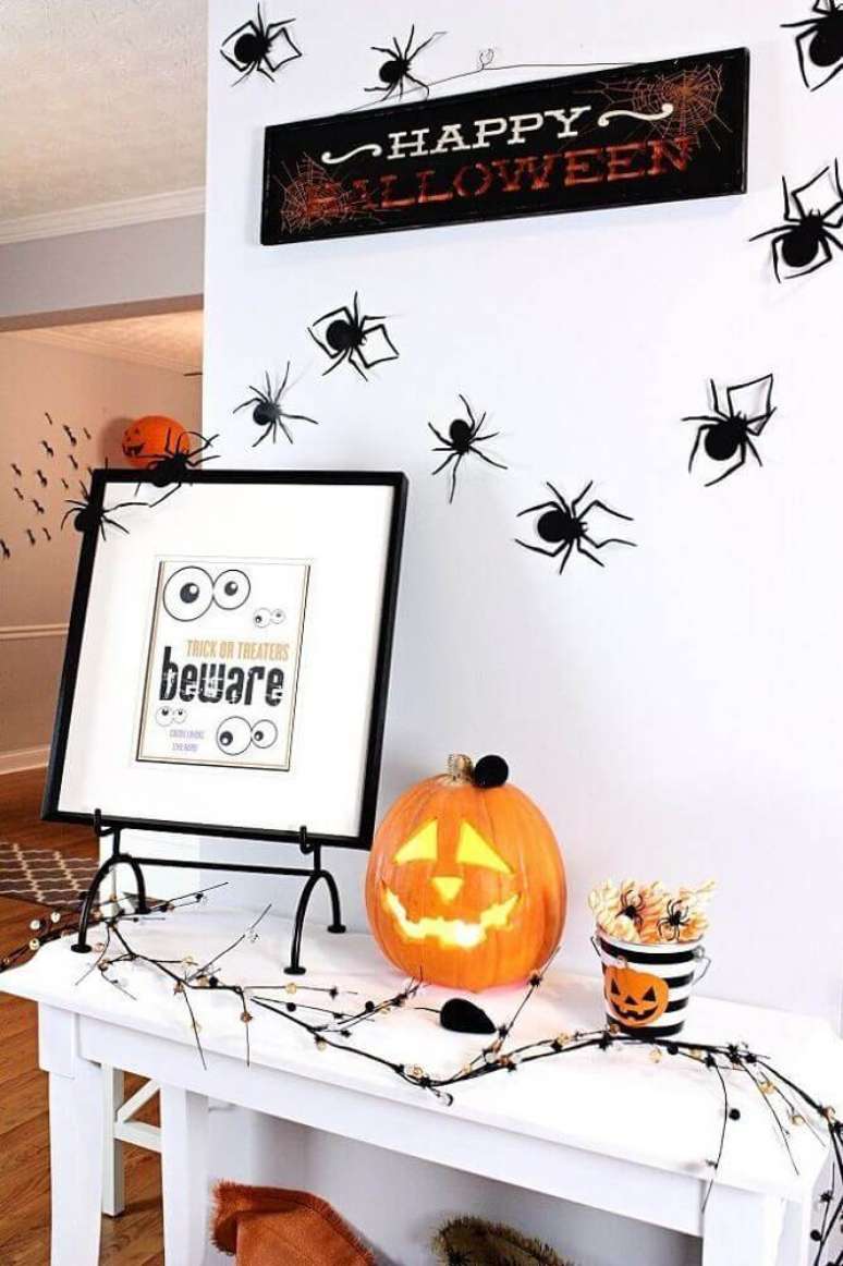 27. Aranhas de plásticos podem ser coladas na parede para fazer a decoração de dia das bruxas – Foto: Pinterest