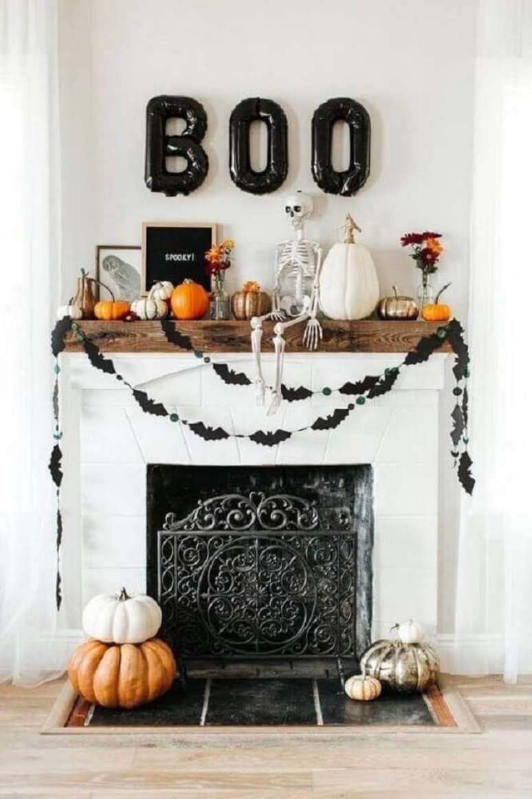 28. Ideia de decora&ccedil;&atilde;o para Halloween com bal&otilde;es e varal de morceguinhos &ndash; Foto: We Heart It