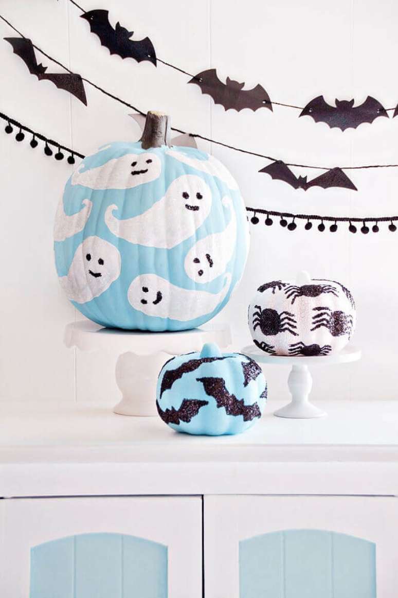 34. Você já pensou em personalizar uma abóbora para a decoração da festa de Halloween? Fica lindo! – Foto: I Heart Naptime