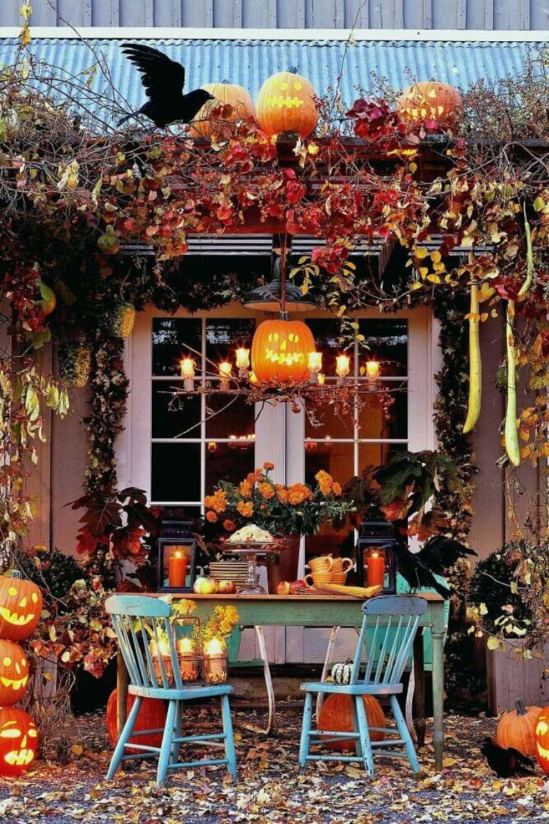 37. Linda decora&ccedil;&atilde;o para Halloween com muitos arranjos de flores, velas e ab&oacute;boras &ndash; Foto: Pour la Maison