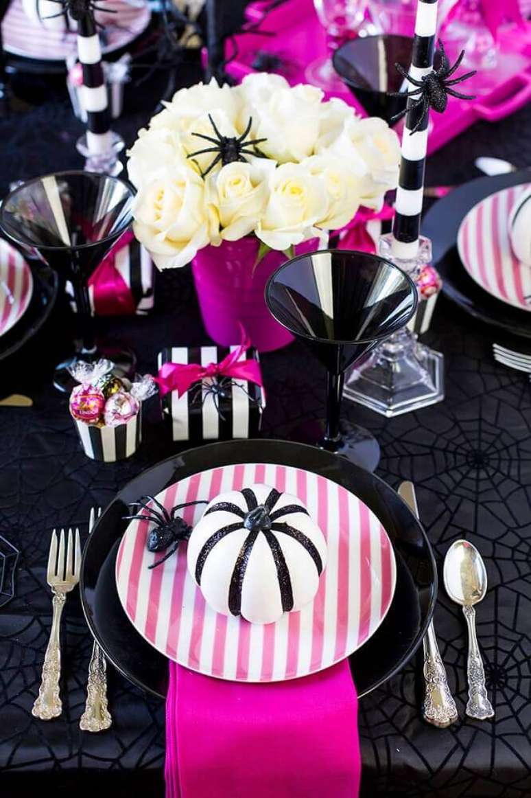 39. Linda decoração para mesa de festa de Halloween em tons de rosa e preto e com pequeno arranjo de rosas brancas – Foto: Elle Decor