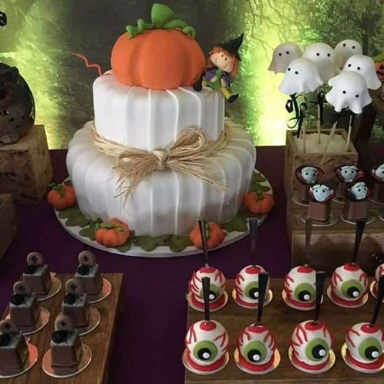 42. Docinhos e lindo bolo personalizado para festa de Halloween – Foto: Família Brigadeiros