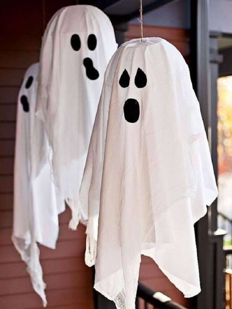 47. Fantasmas feitos de lençóis são enfeites de Halloween presentes em todas as festas – Foto: Yandex