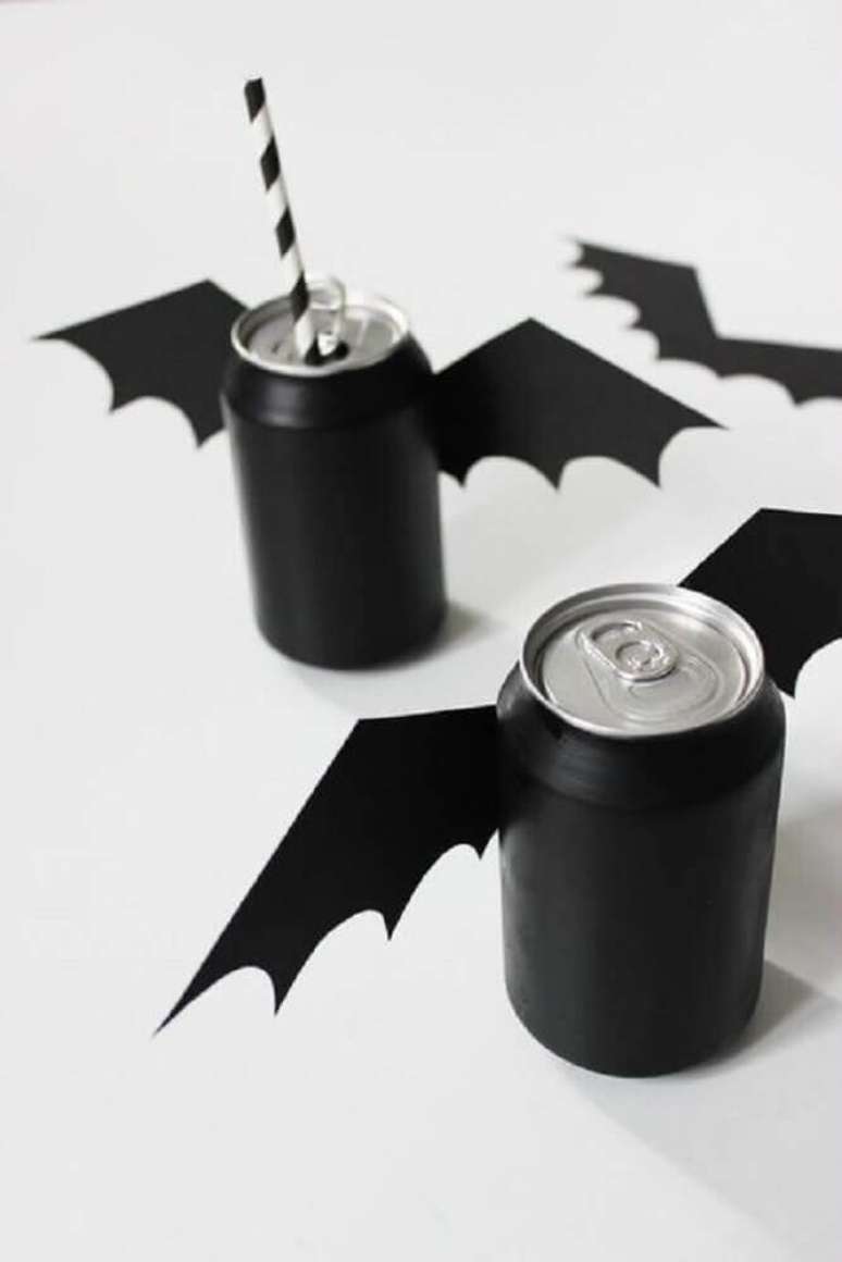 50. Você também pode personalizar as latinhas de refrigerantes para a festa de Halloween – Foto: Pinterest