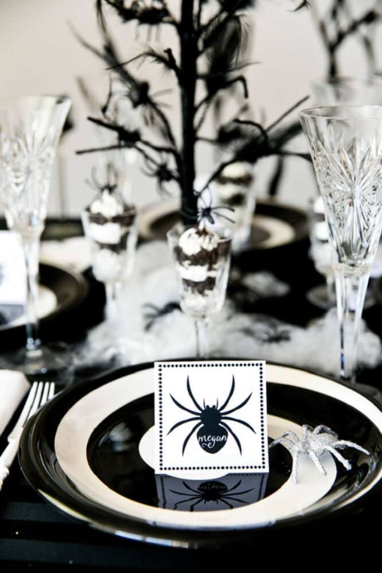54. A festa de Halloween com decoração preta e branca fica bem sofisticada – Foto: Pinterest