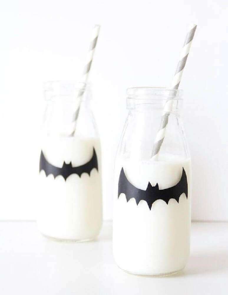 56. Garrafinha personalizada com morcegos para festa de Halloween – Foto: Pinterest