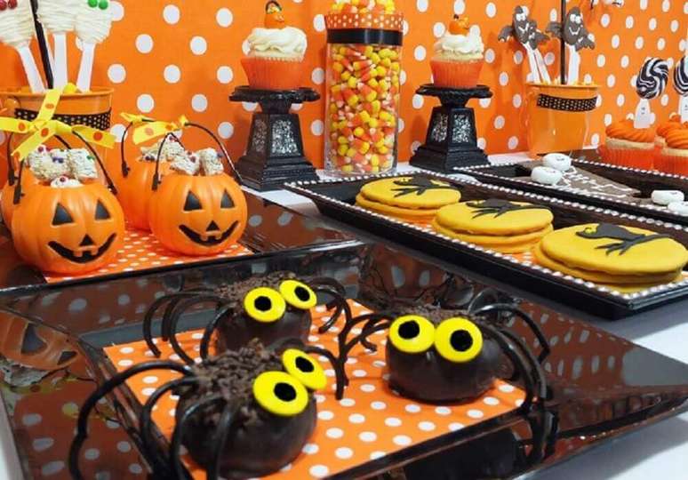 61. Invista em potinhos com formato de Jack O’ Lantern para decoração da mesa de dia das bruxas – Foto: Amy Atlas Blog